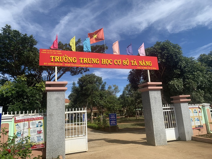 Bể bơi trường học